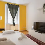 Apartamento Sotto Casa C'e Mentre Dentro Abita Bukowski *